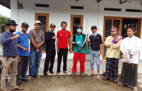 Cegah Wabah Corona, Warga SES Dan FOSMAB Lakukan Semprot Disinfektan