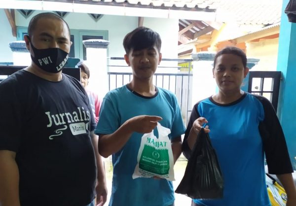 PWI Lebak Bagikan Telur Ayam Kepada Warga Kurang Mampu