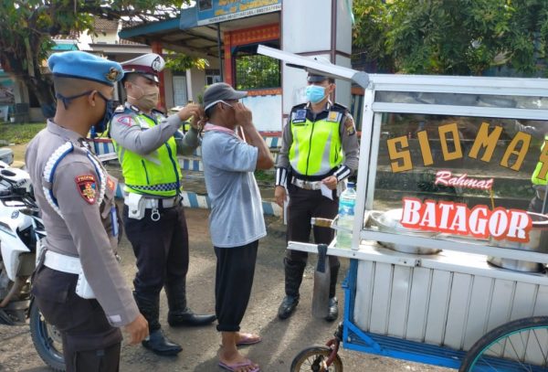 Lantas Polres Lampung Utara Bagikan Masker Kepada Warga