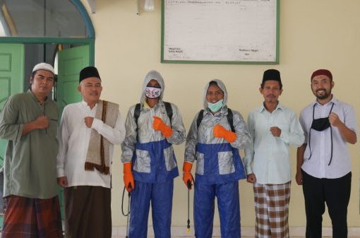 Cegah Penyebaran Covid-19 Di Tempat Ibadah, Fritz Bersama Crew MKC Semprotkan Disinfektan Di Masjid AL-Husna Yosorejo