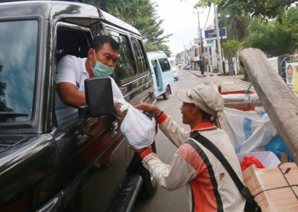 Keliling Bandar Lampung DPP Lampung Sai Bagikan Paket Sembako Kepada Para Buruh