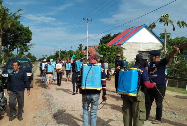 Nasdem Kabupaten Tulang Bawang Barat Semprot Disinfektan Fasum di Gunung Agung