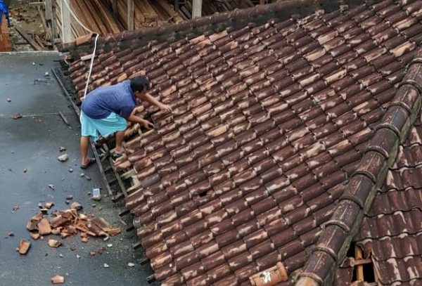 Ground Penangkal Petir Tower Diduga Dangkal, Sambaran Petir Rusak Rumah Warga Dorowati