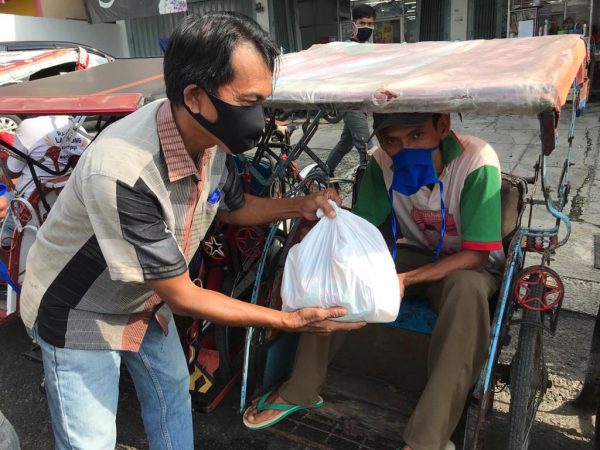 Mahasiswa Fakultas Hukum UMKO Bagikan Sembako