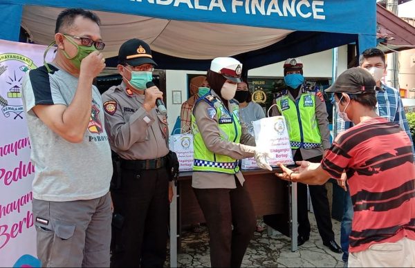 Peduli Sesama, Bhayangkari Lampura Bagikan Paket Sembako