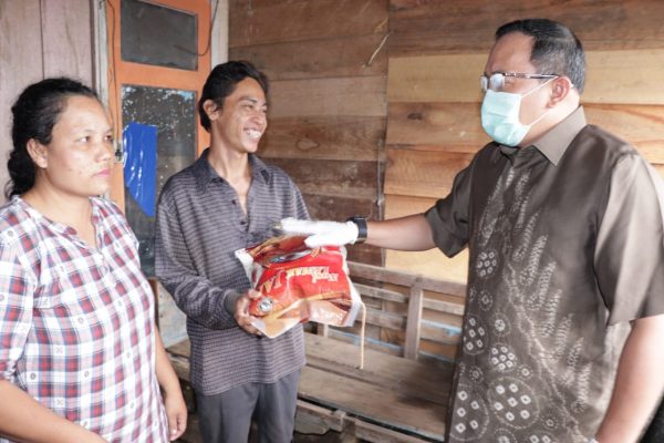 Bupati DRA Beri Sembako Gratis Bagi Warga Terdampak Covid-19