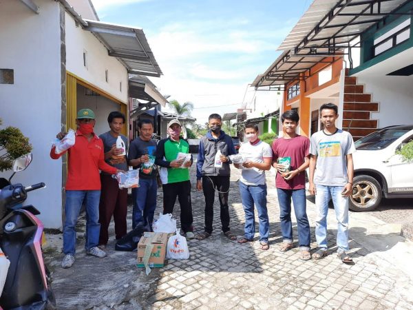 Peduli Wabah Covid-19 Warga Inisiatif Sumbang Masker dan Bahan Disinfektan Untuk Lingkungan