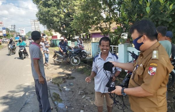 Desa Negararatu Semprot Desinfektan dan Bagikan Seribu Masker Dengan Dana Talangan