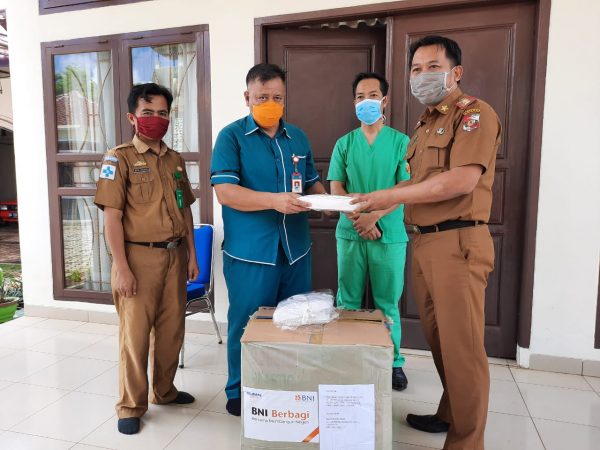 BNI Cabang Kotabumi Serahkan 50 Unit APD untuk Tenaga Medis Penanganan Covid-19