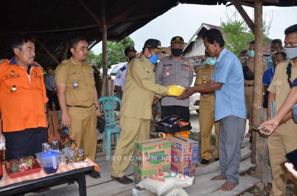 Bupati Saply Pantau 12 Posko Penanggulangan Covid-19 dn Bagikan Masker