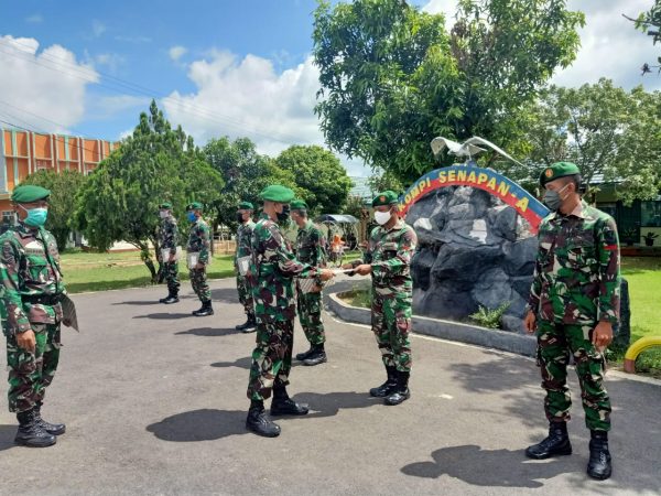 Dankipan A Yonif 143/TWEJ Pimpin Pelepasan Enam Prajurit Pindah Satuan