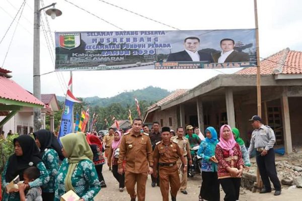 Masyarakat Antusias Sambut Kedatangan Bupati Pesawaran