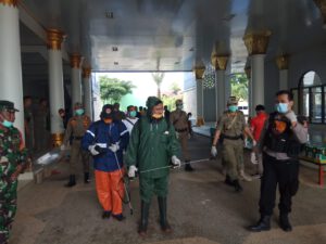 Kurangi Penyebaran Tim Corvid–19, Pesawaran Semprotkan Disinfektan Di Fasilitas Umum