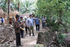 Dendi Ramadhona Meninjau Langsung Korban Longsor dan Banjir di 4 Dusun