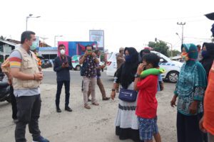 Bupati Pesawaran Melakukan Screening Kendaraan Yang Melintasi Tugu Pengantin