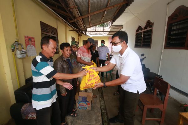 Bagikan Ribuan Paket Sembako, Rycko Menoza Ajak Warga Tetap Dirumah