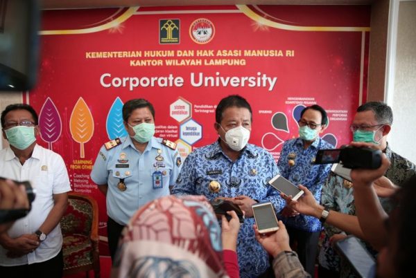 Gubernur dan Kanwil Kemenhumham Lampung Bagilan Kartu Pra Kerja Untuk Mantan Napi