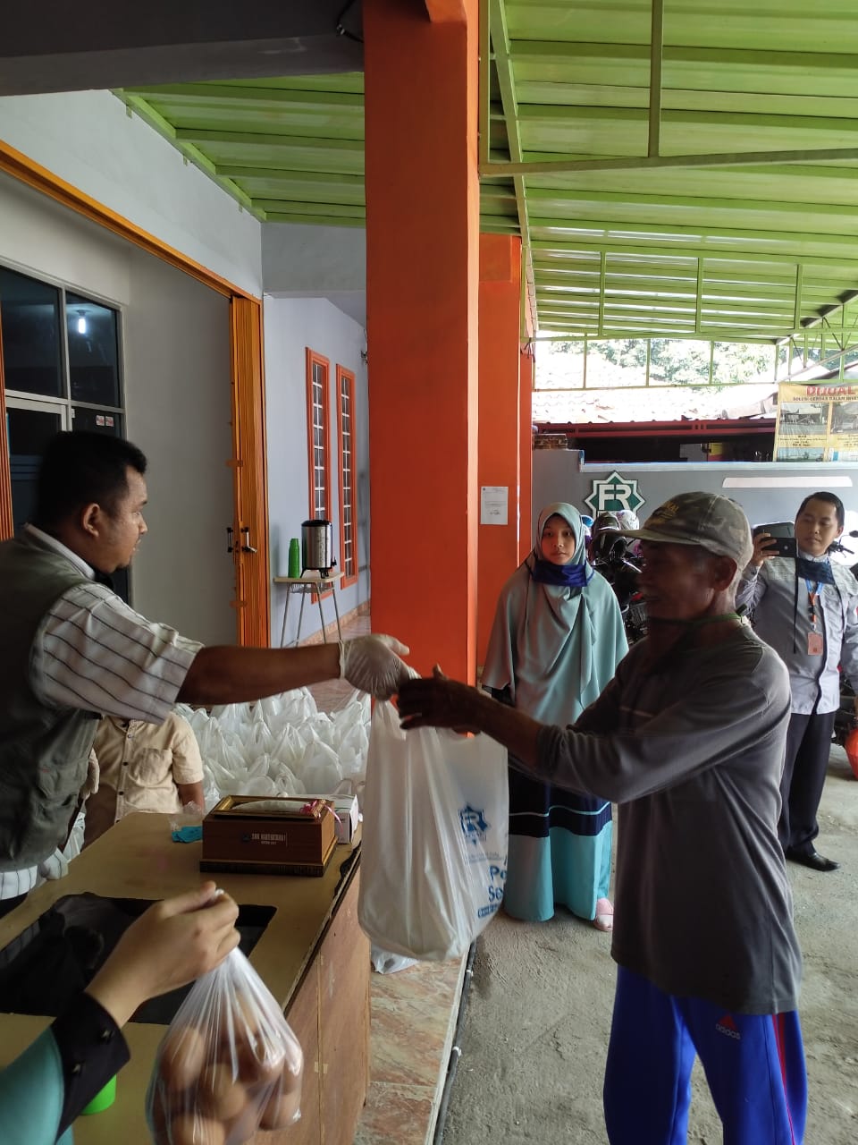 Peduli Warga Terdampak Covid-19, BMT Fajar Bagikan Sembako dan Masker