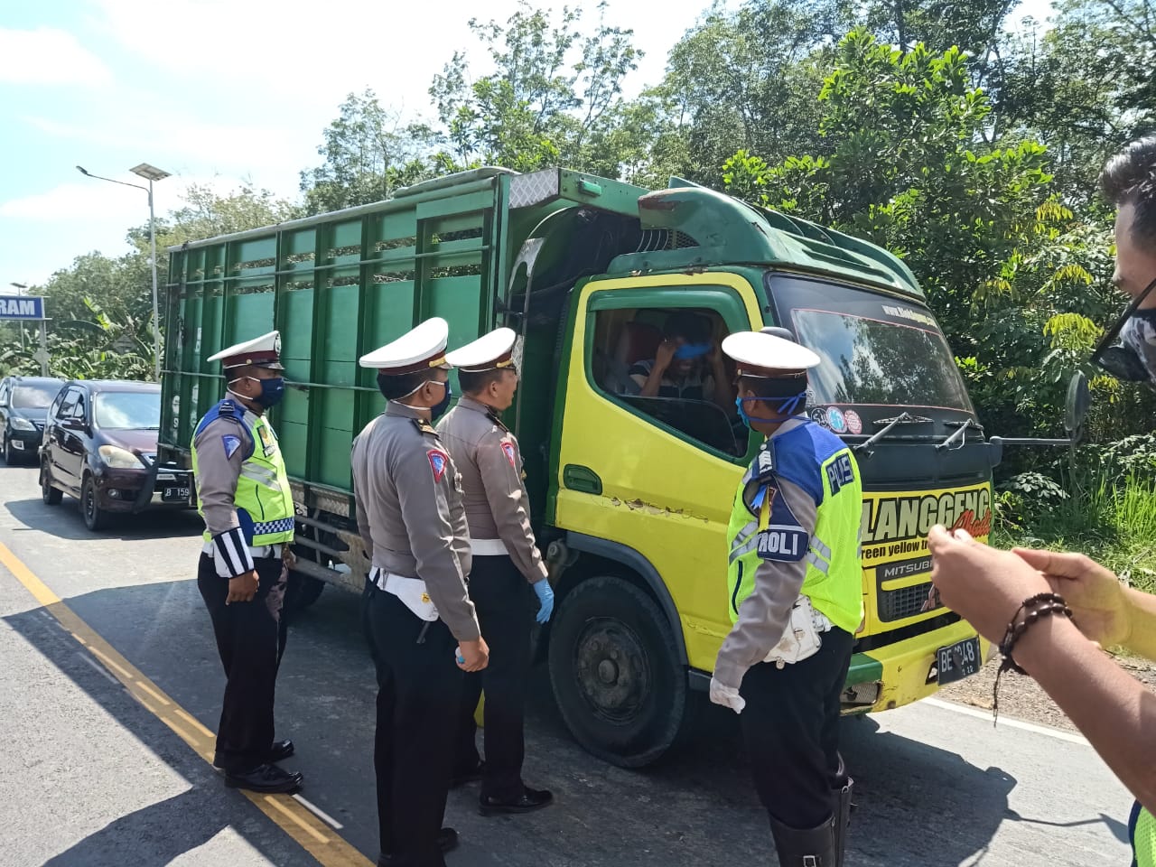 Bersama TNI Kasat Lantas Mesuji Bagikan Masker Pengguna Jalan