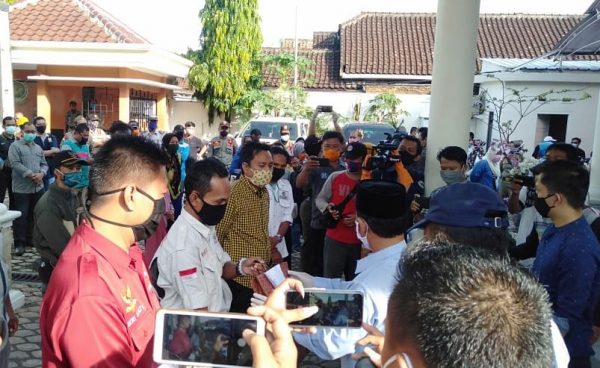 Pemkab Lampura Beri Masker Pada Wartawan dan Paket Sembako untuk Pedagang Kaki Lima