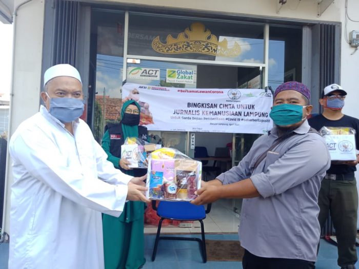 100 Journalist For Humanity Lampung Terima Bingkisan Dari BWI dan ACT