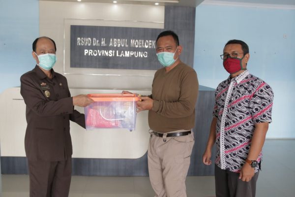 Besuk Pasien Covid-19 Asal Pringsewu, Wabup Pringsewu Kirim Bantuan APD Untuk RS Abdoel Moeleok