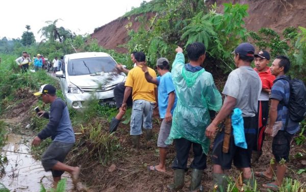 Jalan Raya Pondok Pekon Ngarip Tanjakan ABRI Tertutup Longsor Akses Ulu Belu-Lampung Barat Tertutup