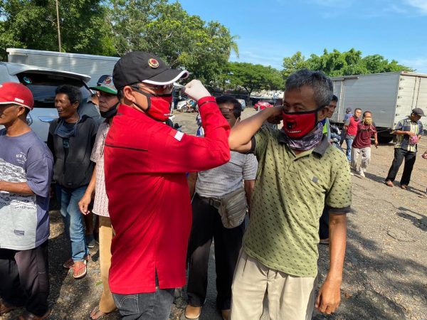 DPC PDI-Perjuangan Lampura Bagikan Tiga Ribu Masker dan Sabun Pencuci Tangan