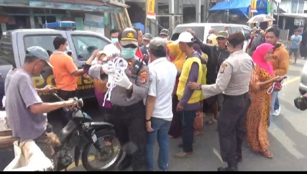 Himbau Physical Distacing Gugus Tugas Kecamatan Wonosobo Bagikan Masker