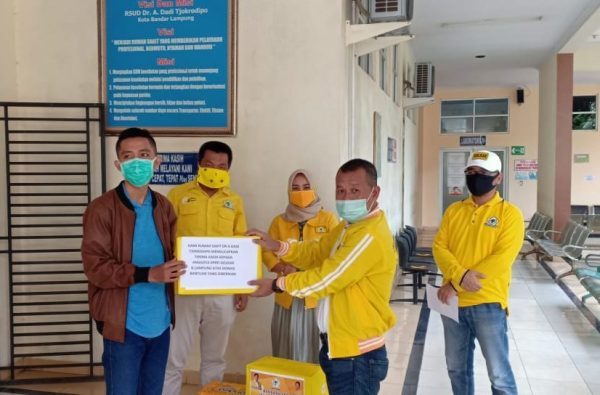 Fraksi Golkar DPRD Bandar Lampung Bantu APD ke RSUD A. Dadi Tjokrodipo dan Ribuan Masker untuk Masyarakat