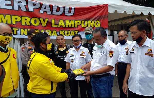 Ojol Maxim Salurkan Bantuan Masker Lewat Pokdar Kamtibmas