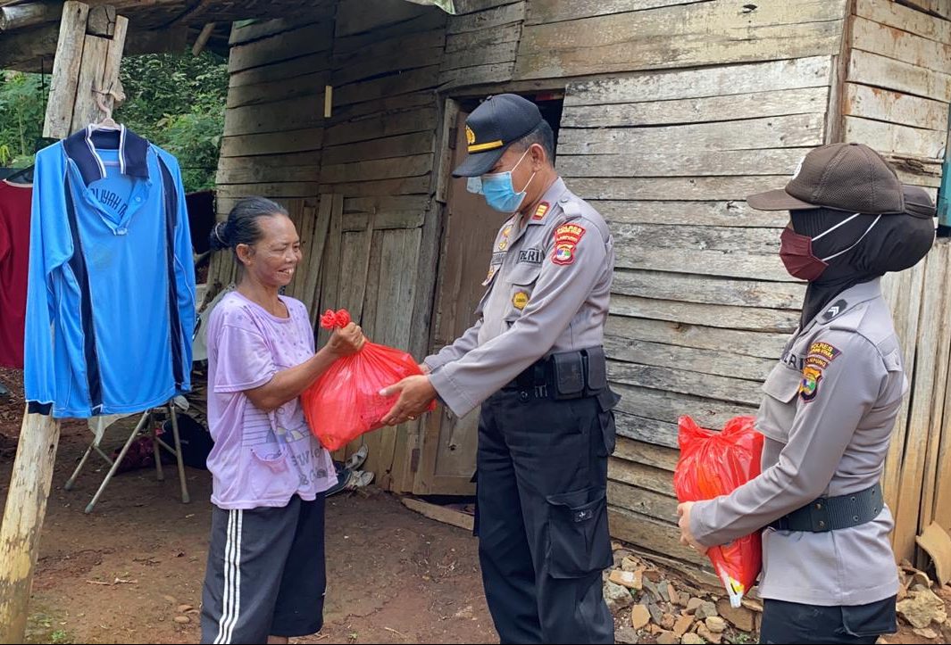 Polres Lampura Bagikan 1.056 Paket Sembako