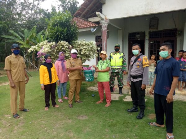 Desa Sumber Rejo Bersama TNI-Polri Bagikan Ember Cuci Tangan dan Masker