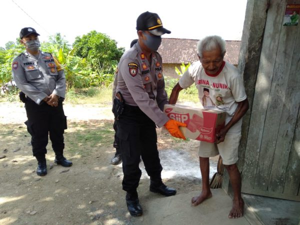 Kapolsek Kalirejo Gerakan Bhakti Sosial Polri Peduli Covid-19
