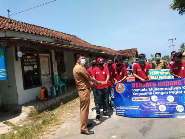 Bersama Sinarlampung.co Pemuda Muhammadiyah Lemong Bagikan Ratusan Masker Pencegahan Covid-19