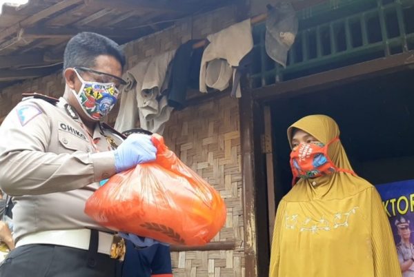 Ditlantas Polda Lampung Salurkan Dor To Dor 500 Sembako