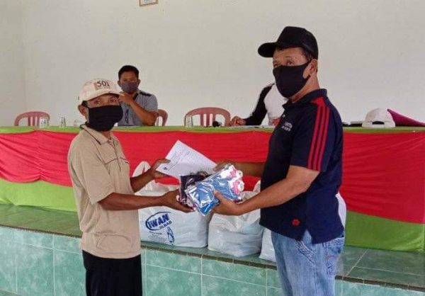 Pemdes Kebundalam Bagikan Masker ke Warga dan Himbau Untuk Tidak Keluar Rumah
