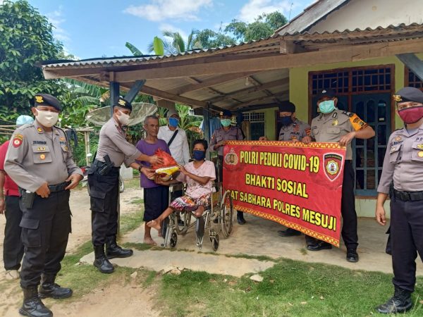 Kasat Sabhara Polres Mesuji dan Pamong Desa Bangun Mulyo Baksos Sembako