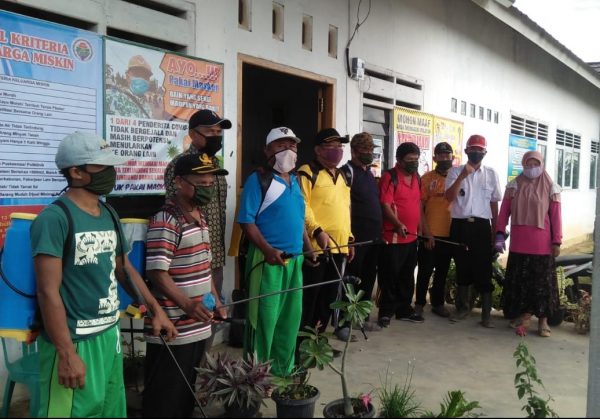 PGRI dan Relawan Covid-19 Desa Jaya Sakti Semprot Disinfektan Pasilitas Umum Desa