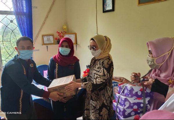 PKK Way Kanan Bantu Vitamin Wartawan PWI Way Kanan