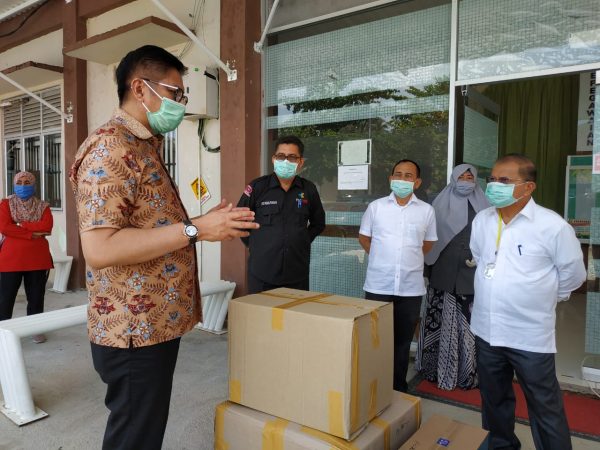 Anggota DPR RI Mulyadi  Salurkan APD Covid-19 Lewat Bupati Padang Pariaman
