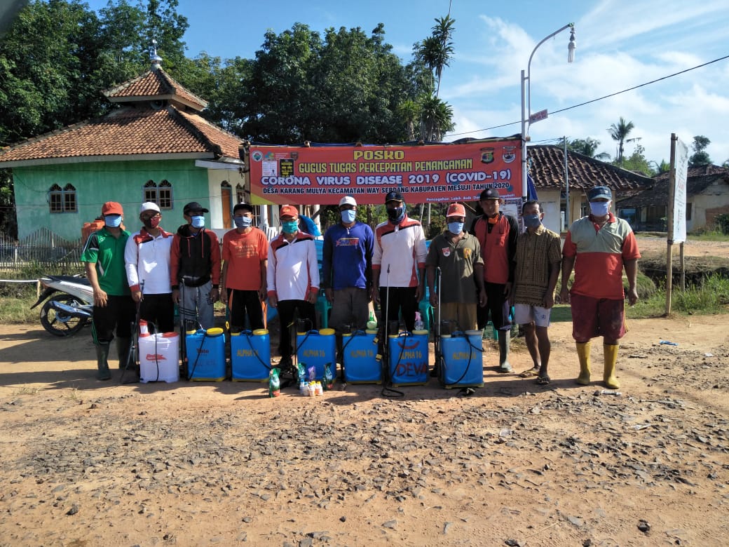 Pemdes Karang Mulya Melakukan Penyemprotan Disinfektan dan Bagikan Masker Untuk Warganya