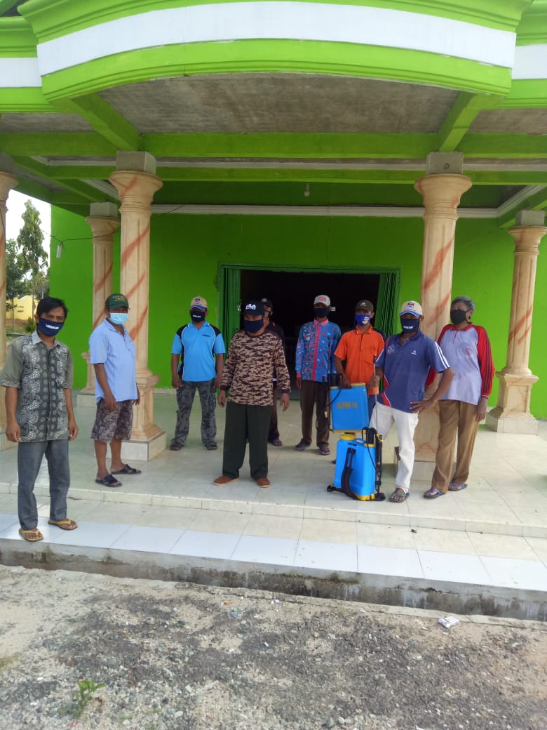 Bersama Warga dan Aparatur Desa Labuhan Baru Lakukan Penyemprotan Disinfektan