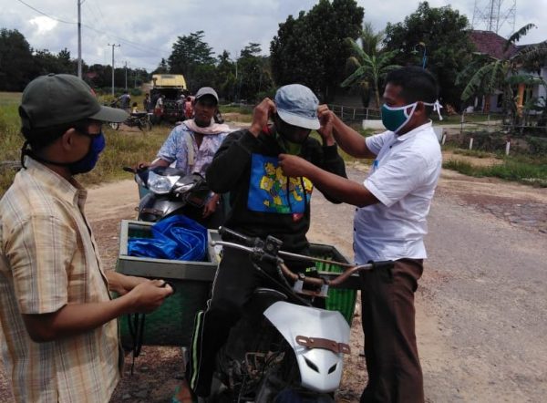 Desa Sriwijaya Semprot Disinfektan dan Bagikan Masker Untuk Warga