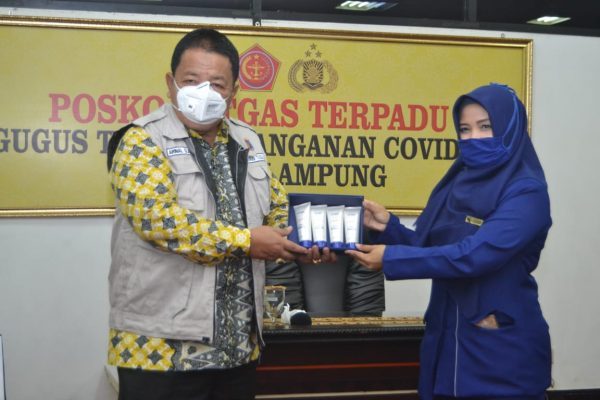 Gubernur Lampung Terima Bantuan Handsanitizer PT Kosmetikatama Super Indah