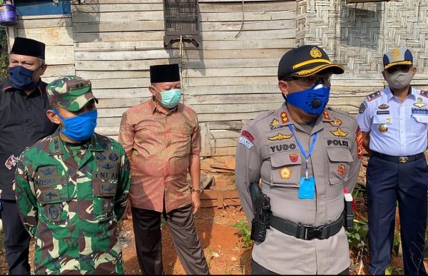 Polres Lampura Bersama Brimob TNI dan PT Nakau Bagikan 5000 Karung Beras