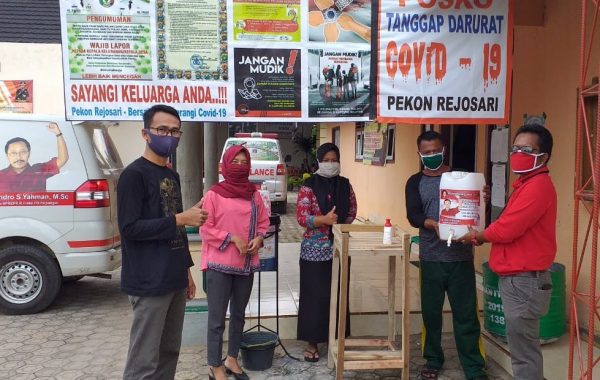 Endro Suswantoro Yahman Bagikan Alat Cuci Tangan dan Sabun Handsanitizer