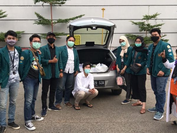 Sambut Ramadhan Himakta Unila Turun Jalan Berbagi Takjil dan Masker