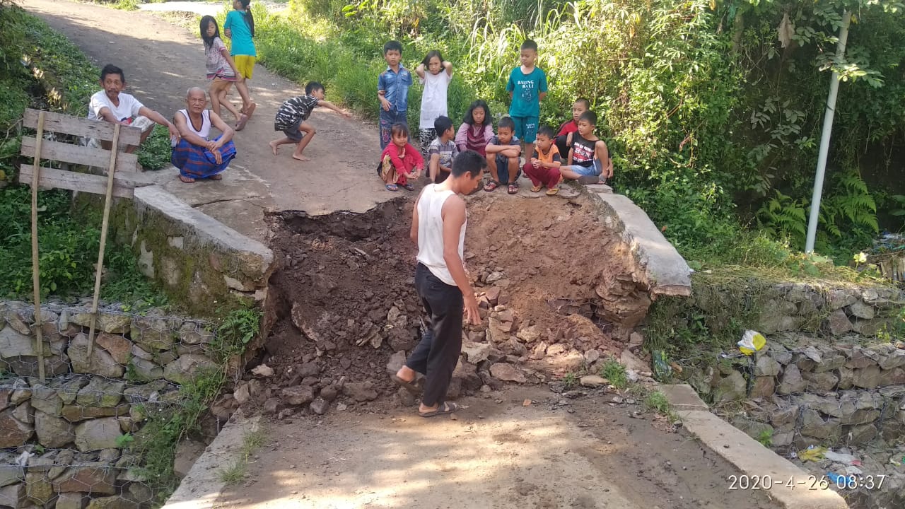 Sempat Ditinjau Bupati, Jembatan Baru Enam Bulan di Bangun di Pekon Negeri Agung Talang Padang Ambrol