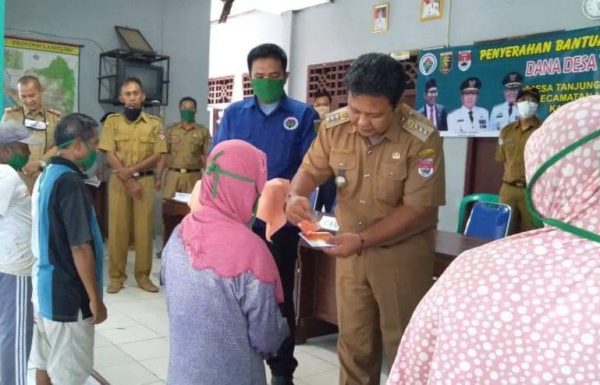 Pertama di Lampung Desa Tanjung Mas Makmur Salurkan BLT